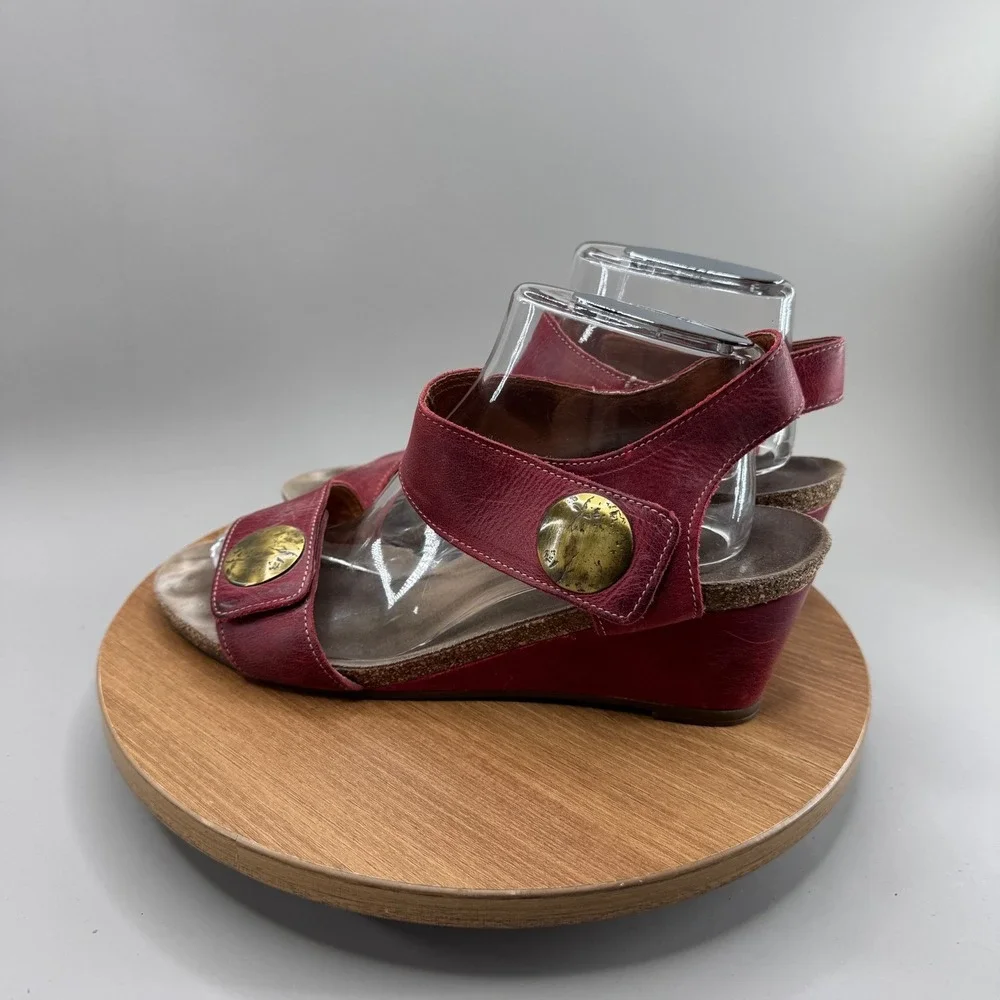 Taos Wedge Sandals‎ 42 Red Leather Boho Comfort Cork Heel Medallion 5061